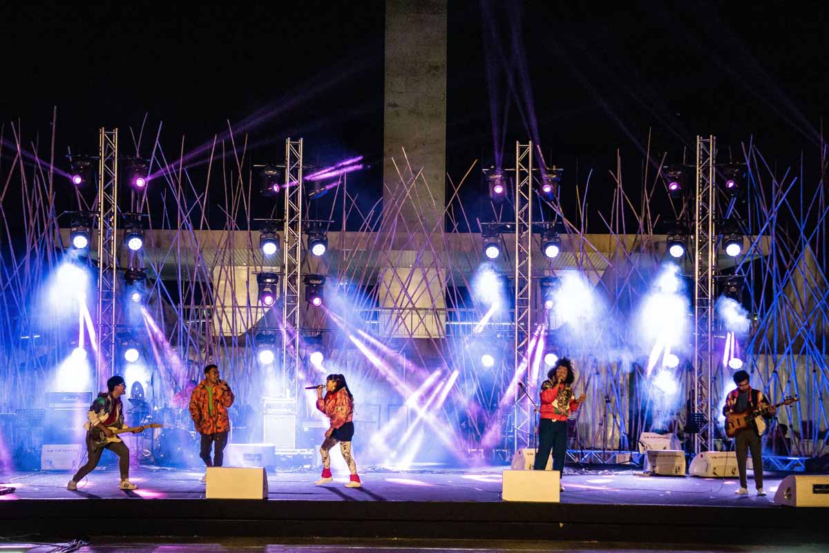 Later Just Find Tampil Di Panggung Suatu Acara Musik